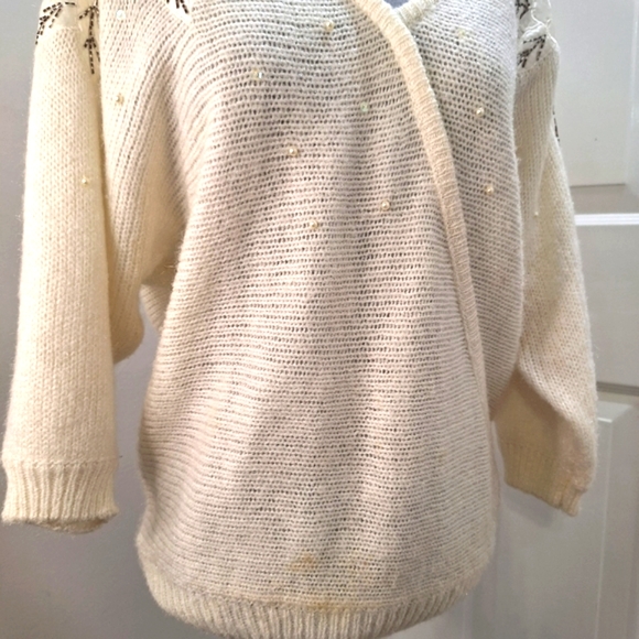 Exclusive Exports Off White V- Neck Sweater W/ flowers.      Size XL - Picture 5 of 7